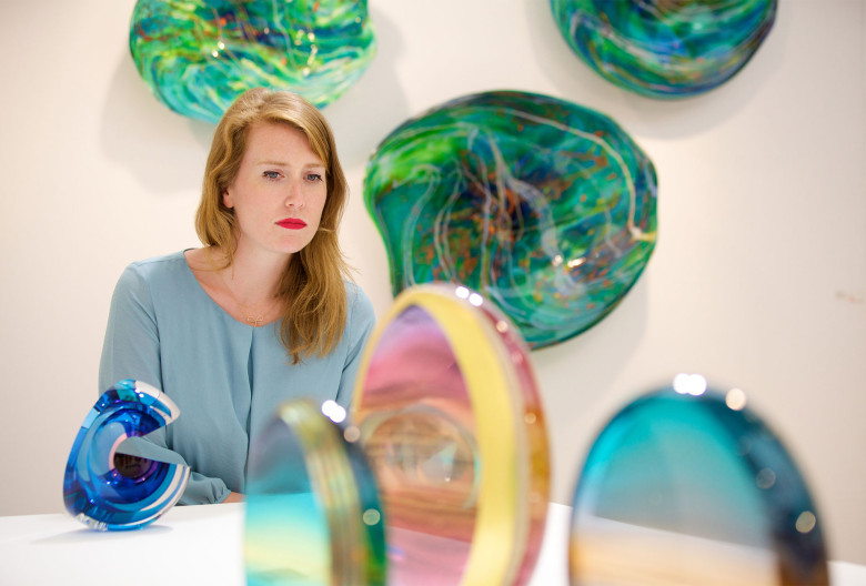 Guest-looking-at-glass-works-on-the-London-Glassblowing-stand-at-COLLECT-2014.-Photo-credit-Sophie-Mutevelian