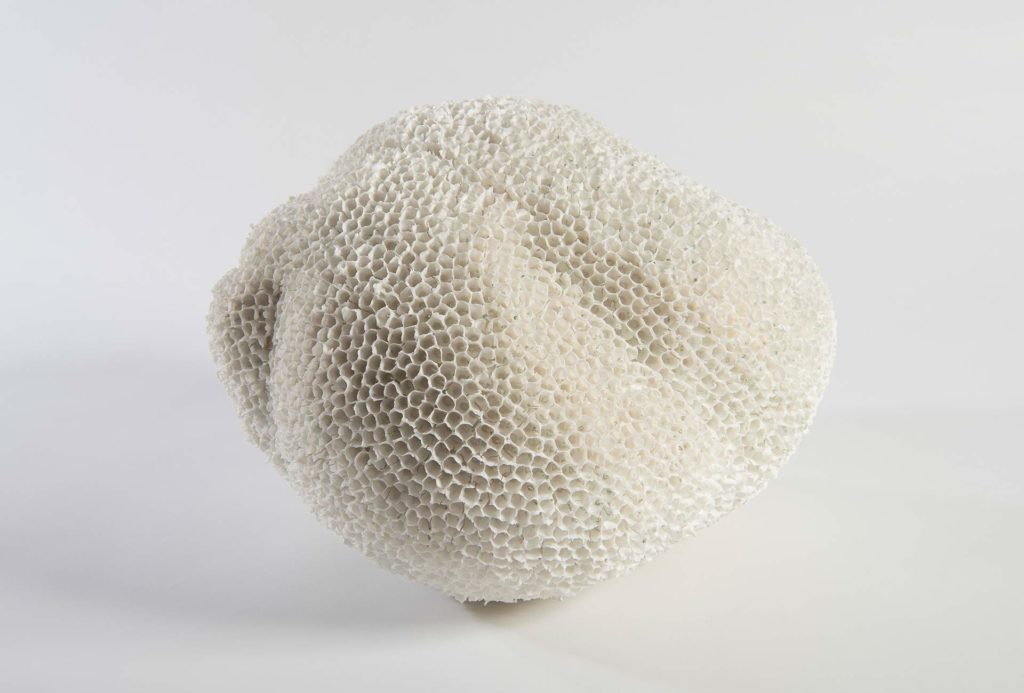 <em>fractal</em>. Porzellan, 26x31x31 cm. Photo Doris Leuschner.