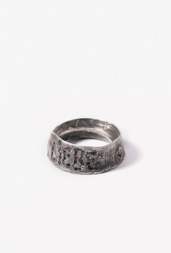 Karl Fritsch, Ring <em>Liebe</em>, 2015. Silber, Diamant, Rubine, Saphire