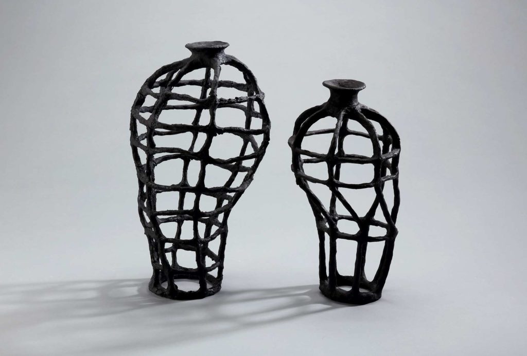 <em>Gittervasen</em>, 2015. Porzellan auf Metall, 28x15 und 24x13 cm.