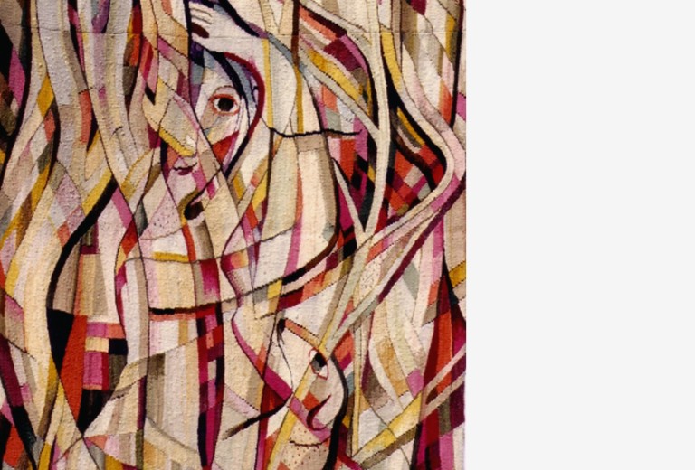 expressive_bildteppiche_frau_unter_baeumen