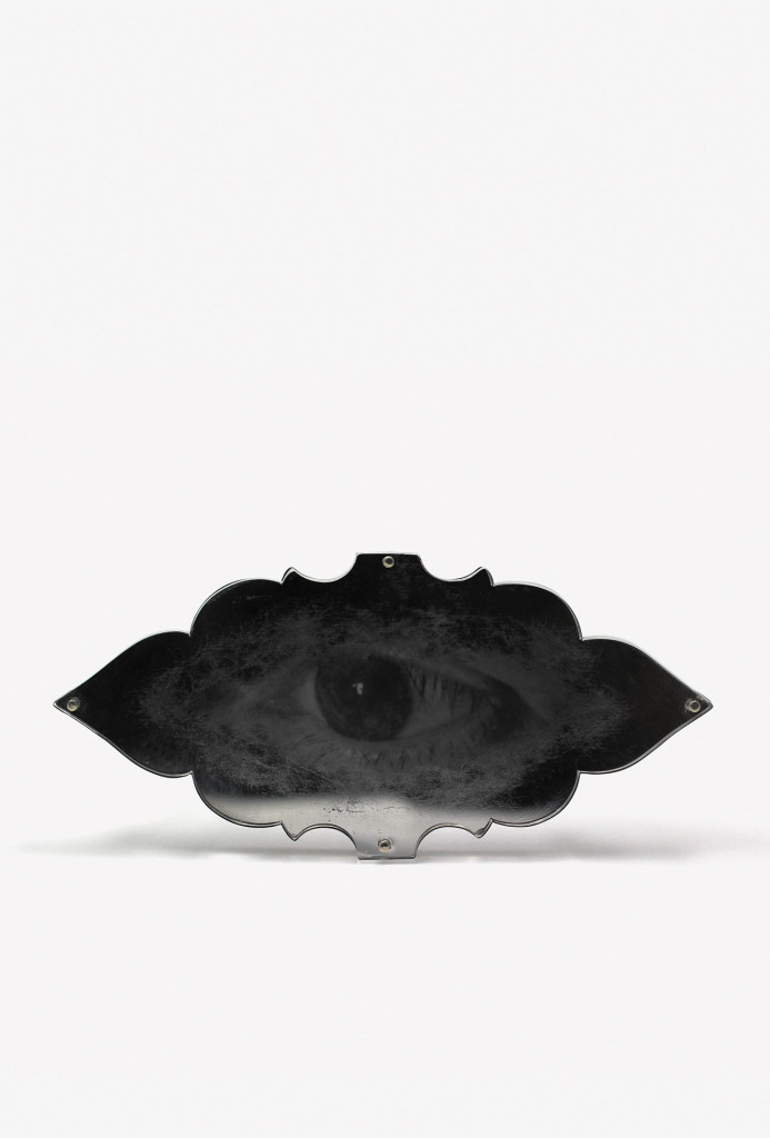 Lori Talcott, Brosche <em>Synecdoch</em>, 2014. Oxidiertes Silber, Glas, Spiegel, Gelatinesilberabzug, 3, 8 × 11 × 1 cm 