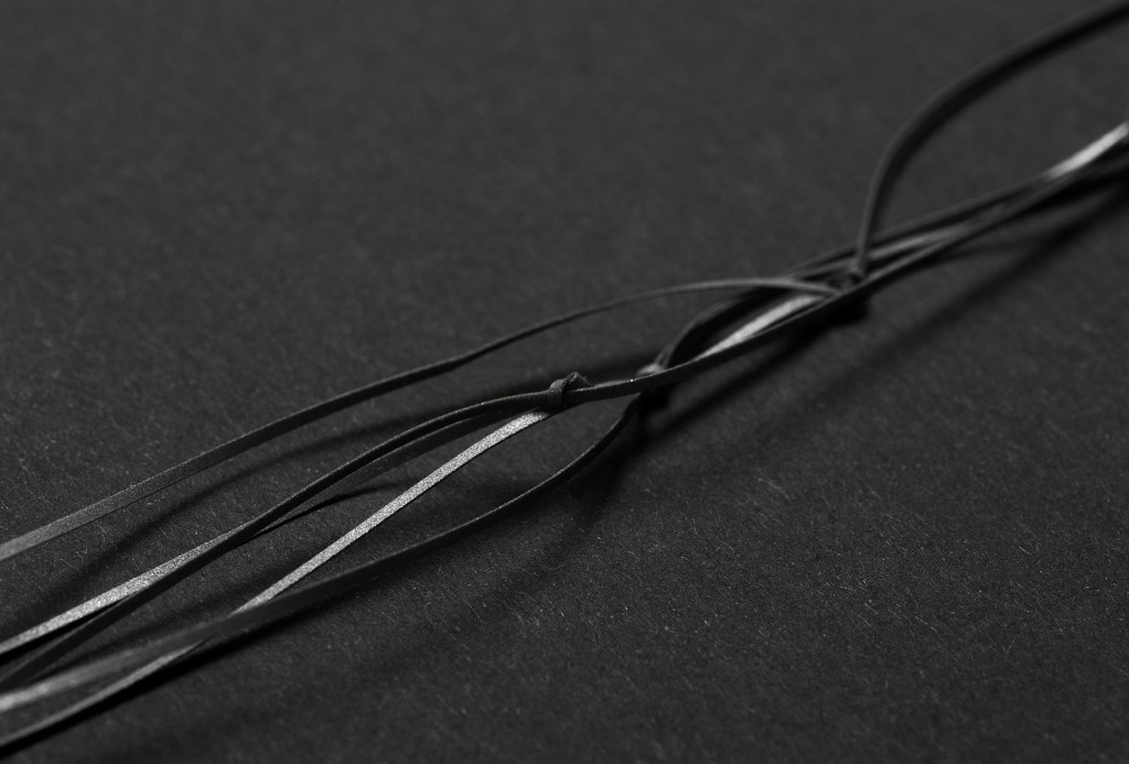 Halskette <em>Knot</em>. Laminiertes, reflektierendes Material, geknüpft, D 0,1 cm. Foto Hanna Pribitzer