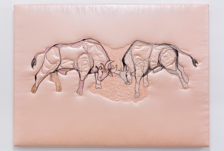 COFA Contemporary: Mary-Audrey Ramirez, <em>Zwei Bullen kämpfen im Fitnesscenter</em>, 2015. Garn, PU-beschichtete Viskose/Polyester, 75 x 55 cm. Courtesy Martinetz, Köln