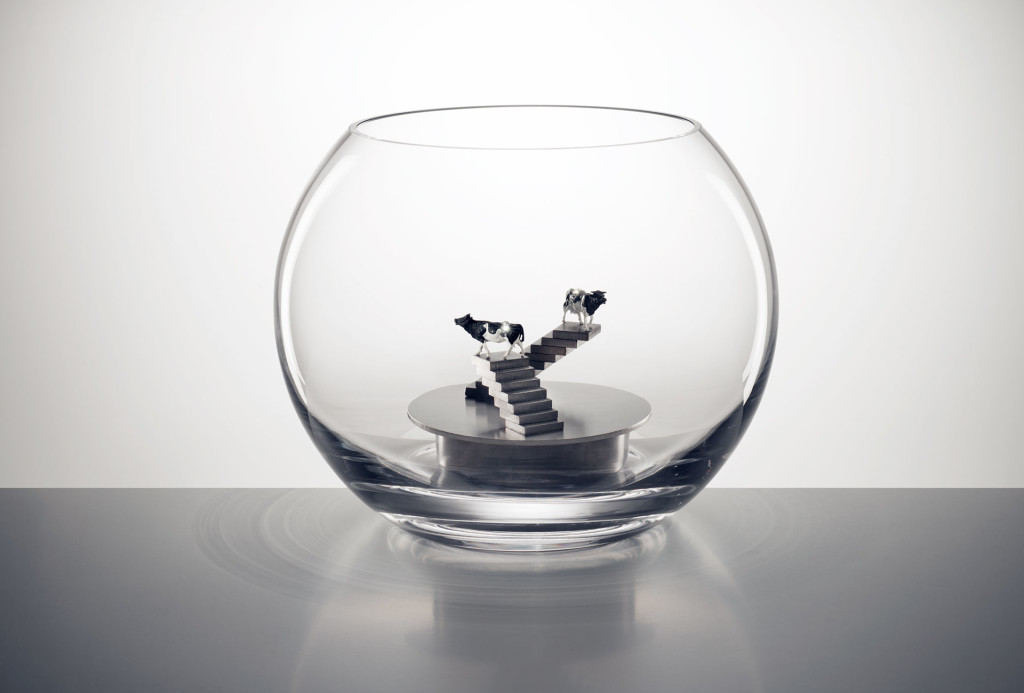 Objekt <em>Höhenluft</em>. Glas, Edelstahl, facettierte Kristallglassteine, Miniaturfiguren. H 18 cm x ø 23 cm