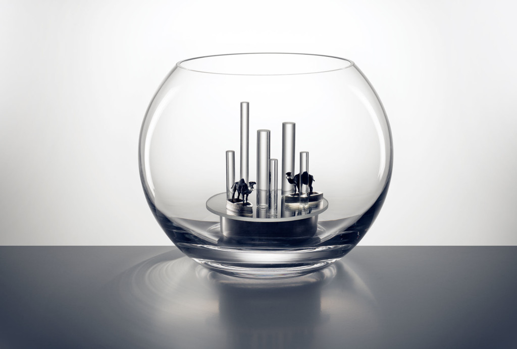 Objekt <em>Klarheit und Tiefe</em>. Glas, Spiegel, Glasstäbe, Edelstahl, facettierte Kristallglassteine, Miniaturfiguren. H 18 cm x ø 23 cm