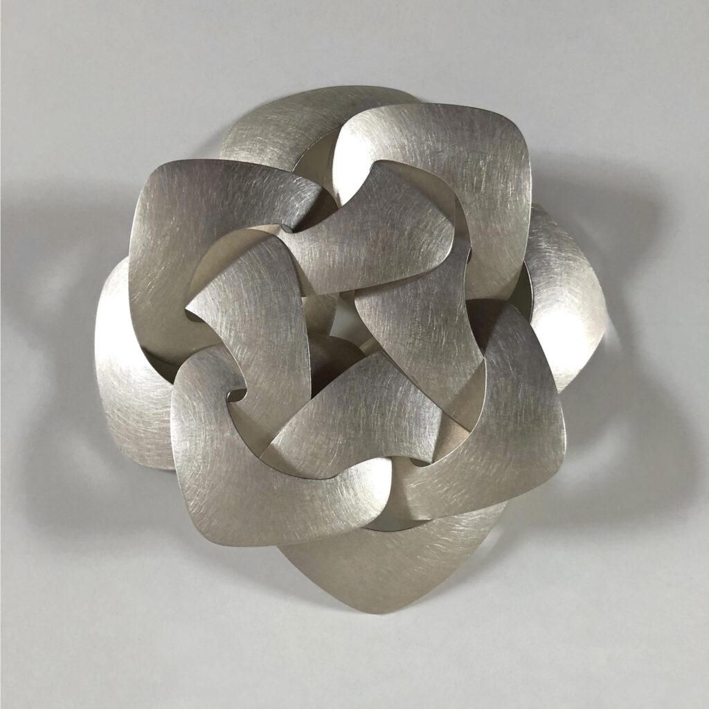 Veränderbares Behältnis <em>Schalenverkettung 3 – Quadrifolia</em>. Silber 925, wandelbare Positionen, D ca.16 cm. © Annette Lechler.