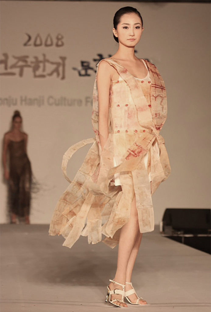 Hagebuttenteebeutelkleid, 2008. Teebeutelpapier, Südkorea