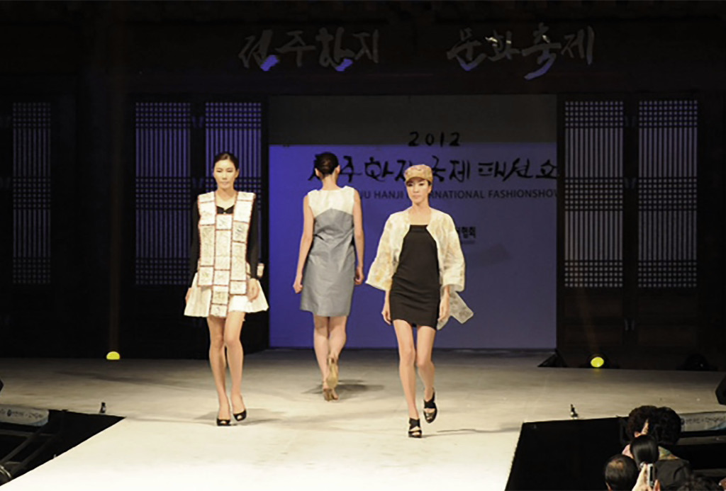 Kleider und Hüte, 2012. Teebeutelpapier, Südkorea