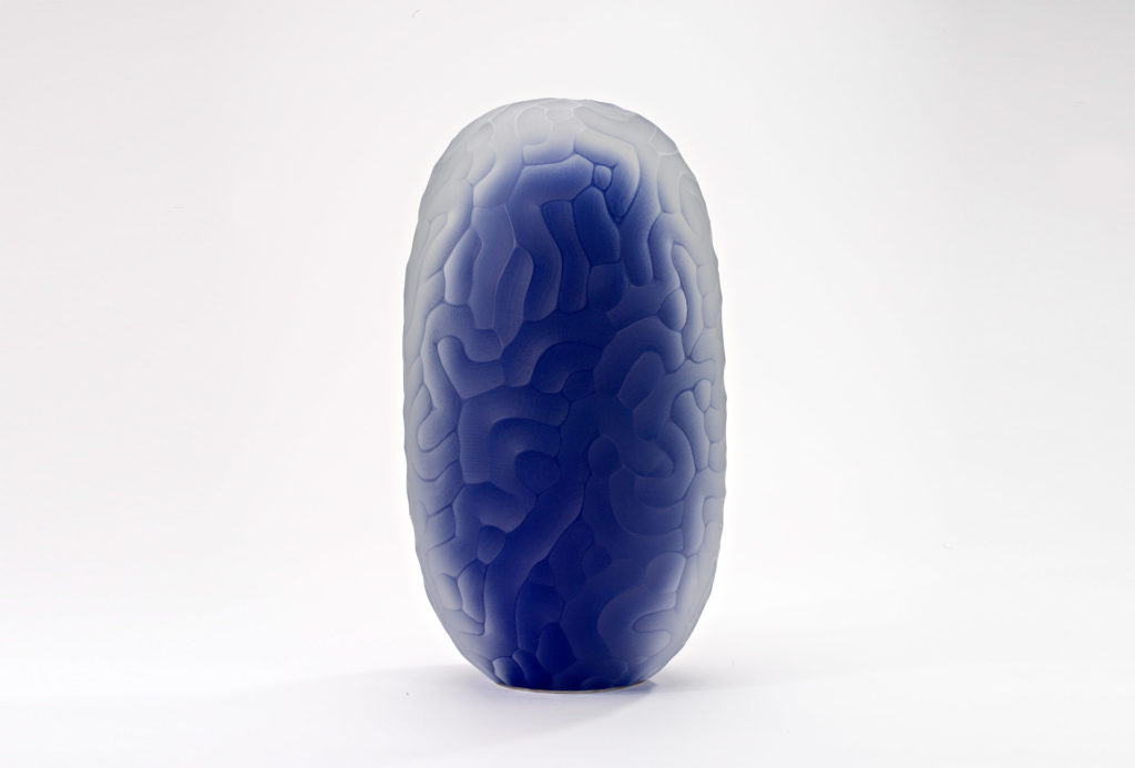 Urne <em>Cocoon indigo</em>, 2015. Glas, H 32 x Ø 18 cm 