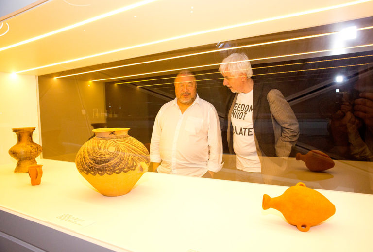 Ai Weiwei und der Kurator Peter Pakesch. Foto Universalmuseum Joanneum/J.J. Kucek