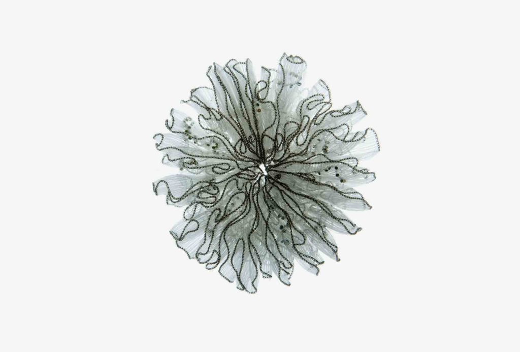 Brosche <em>Dimensions Qualle</em>. Nylon, Süßwasserperlen, Silber 925. Foto Anke Hennig