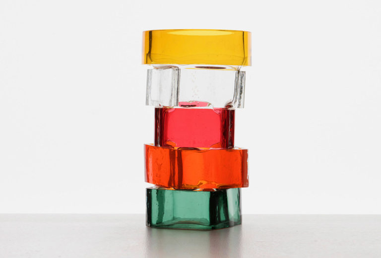 Vase. Zusammengesetzte, mehrfarbige Elemente, H 20cm.