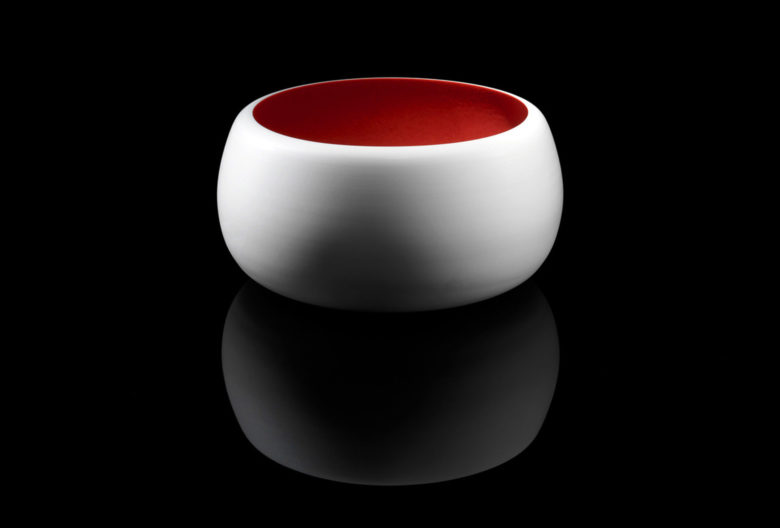 Ipek Kotan. Sculptural vessel #125, 2016
Limoges porcelain and satin-matt red glaze with white crystals
24 x 12 cm