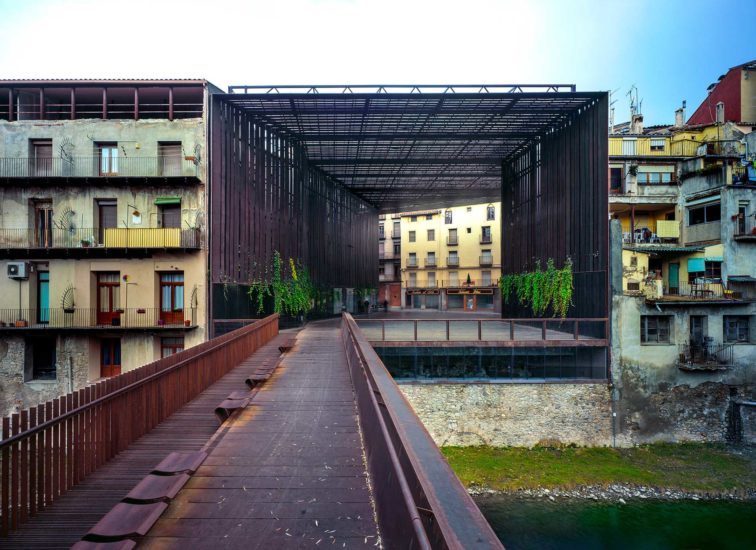 La Lira Theater und öffentlicher Platz, Ripoll, Spanien, 2011. Photo: Hisao Suzuki