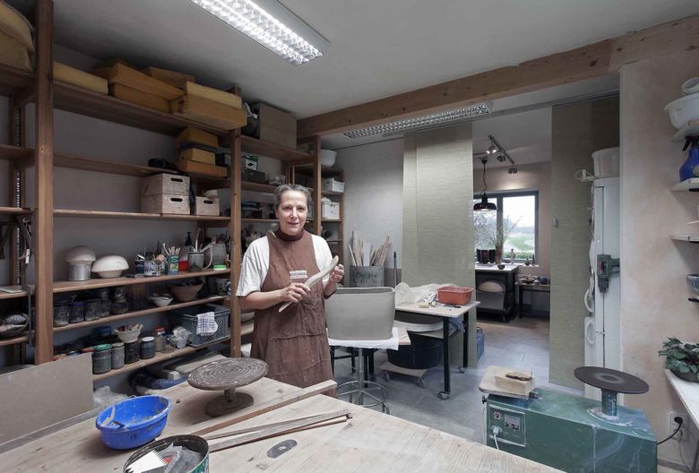 Die Keramikerin Susanne Kallenbach in ihrem Atelier. Photo Hajo Haye, Hamburg, 2012