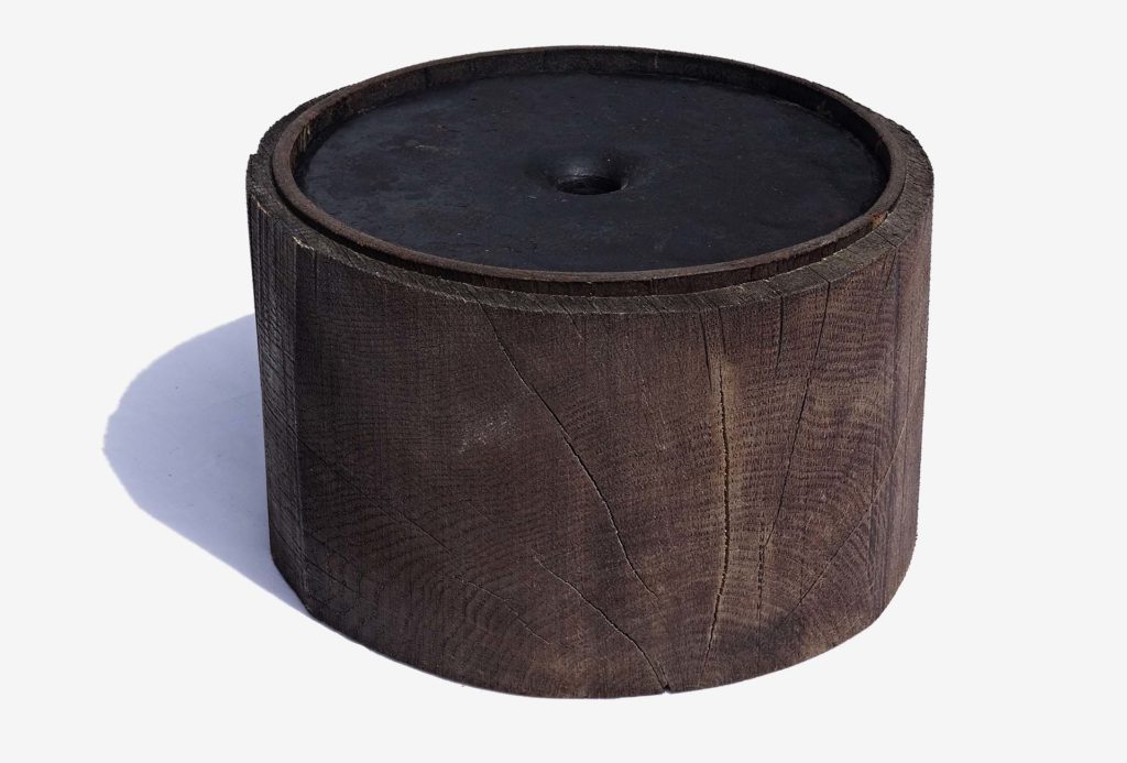 Gefäßobjekt <em>Tubo</em>. Eiche, gesägt und gedreht, geschmiedeter Deckel, Lederbund, H 15 cm. Photo Oliver Kreiter