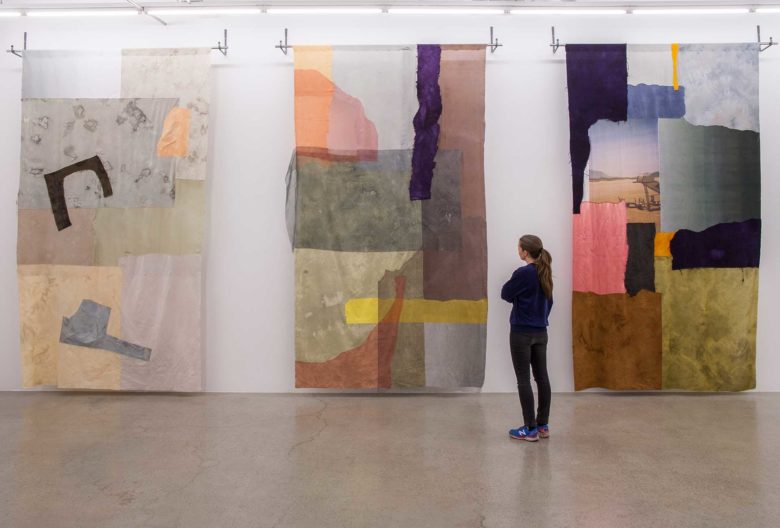Hanna Roloff, <em>Window I-III</em>. Seide, Wolle, Baumwolle, Naturfarben, Digitaldruck, je 360x200 cm