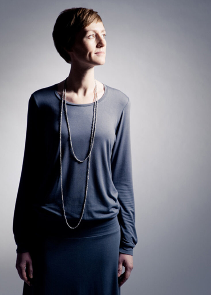 Halsschmuck <em>meter-weise</em>. Silber rhodiniert. German Design Award Winner 2018.