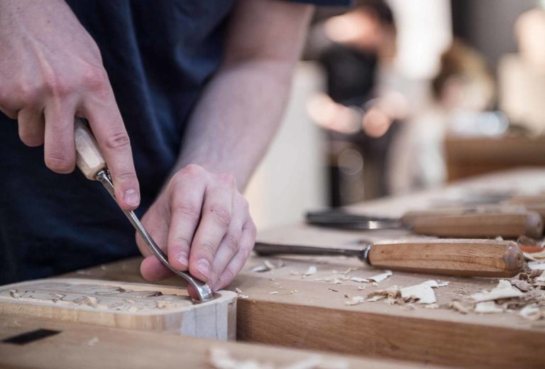 Unter dem Titel <em>Wege zum Design</em> in Halle B1 informieren Akademien und Fachschulen über die Ausbildung und stellen Arbeitstechniken in lebenden Werkstätten vor