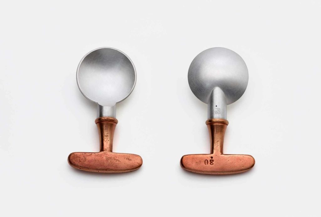 <em>Bowl n handle</em>, 2015. Silber 925, gebrauchte Griffe, geschmiedet, montiert, L 7–8 cm. Photo Eva Jünger.