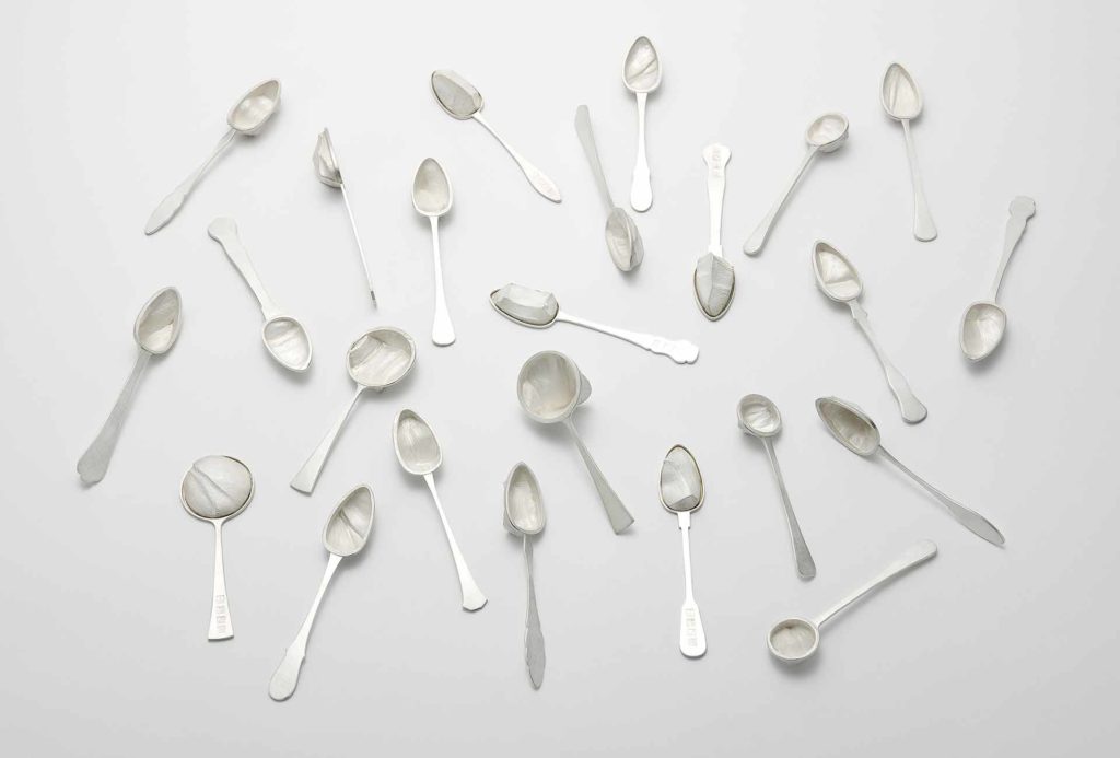 <em>Finger lickin´ spoons</em>, 2013–2014. Silber 999, Silber 925, galvanisiert, montiert, L ca. 11,5 cm. Photo KC Studio.