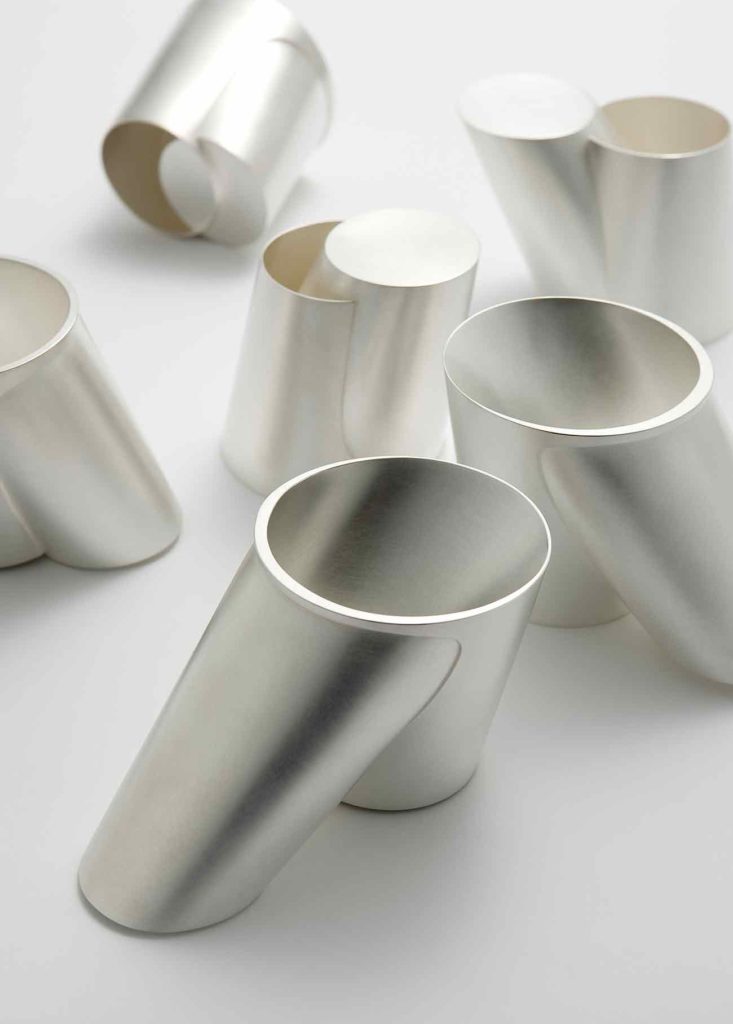 <em>Cup dragged</em>, 2010–2012. Silber 925, CAD-Entwurf, geschmiedet, montiert, H 8 cm. Foto KC Studio.