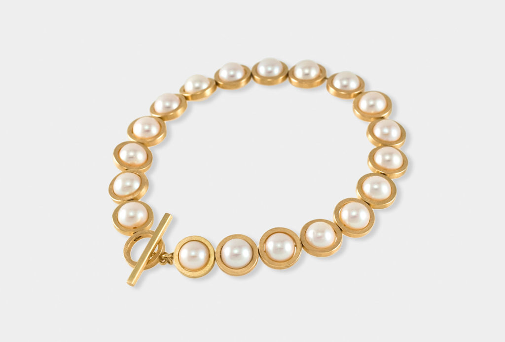 Armschmuck <em>En File</em> aus der Kollektion <em>Cueilleurs de Perles</em>. Gold 750, Akoya-Zuchtperlen.