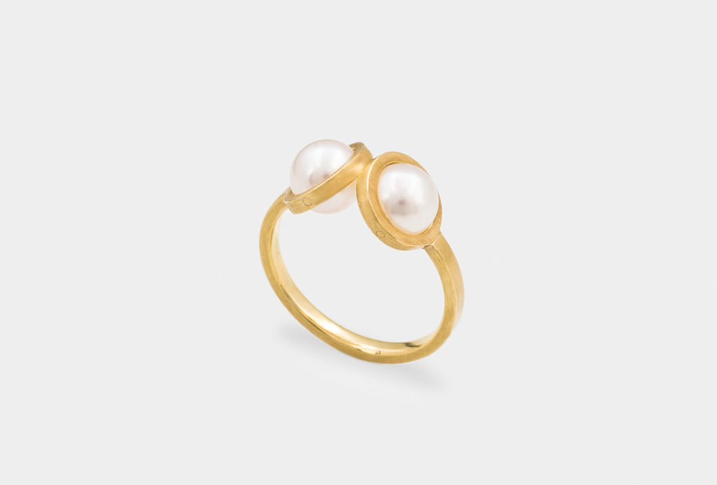 Ring <em>Jumelles</em> aus der Kollektion <em>Cueilleurs de Perles</em>. Gold 750, Akoya-Zuchtperlen.