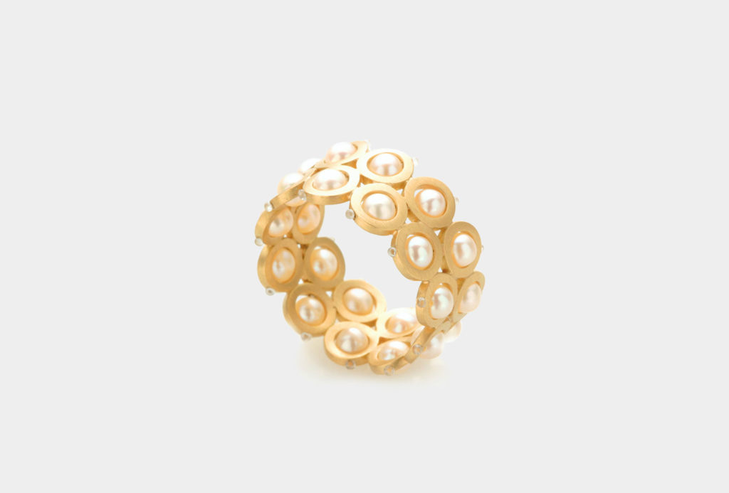 Ring <em>Pile de Perles</em> aus der Kollektion <em>Cueilleurs de Perles</em>. Gold 750, Akoya-Zuchtperlen.