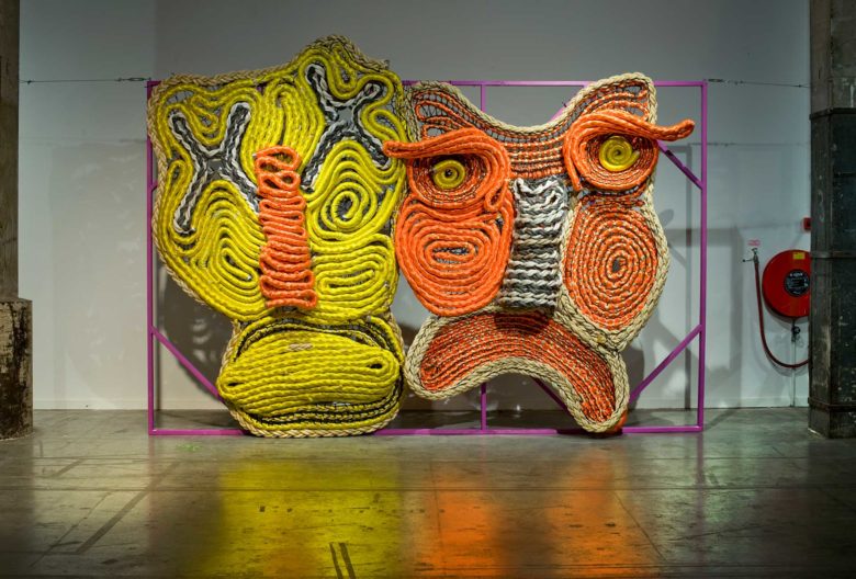 Joana Schneider (DE/NL), Skulptur <em>Totem-Twin</em>. Recyceltes Seil, gehäkelt, 2,6 x 3,6 m. Photo Joanna Schneider.