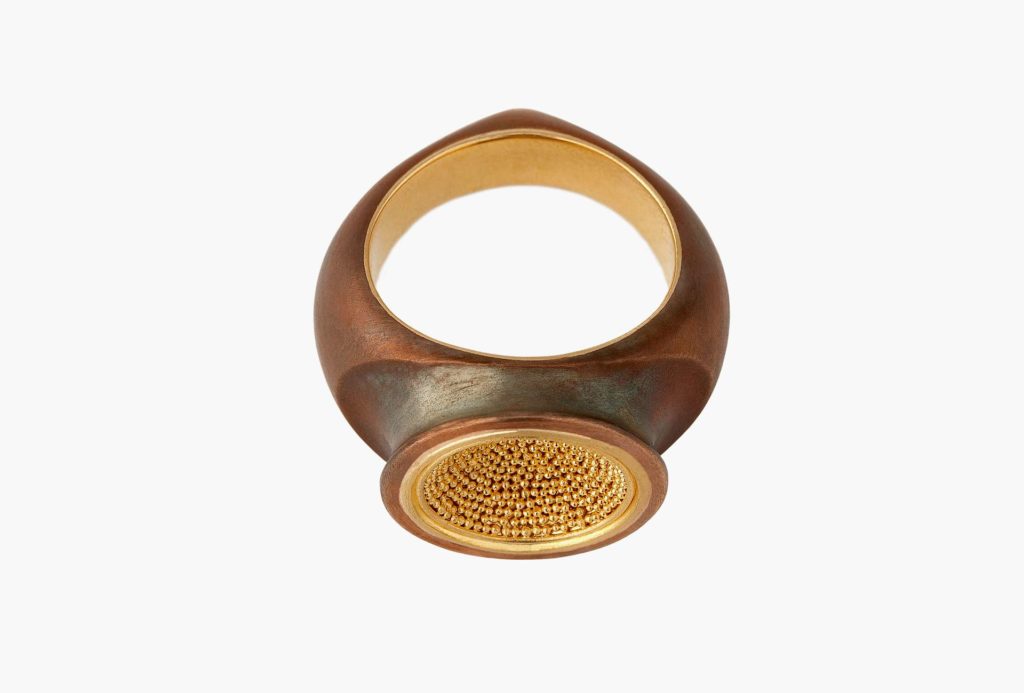 Ring, granuliert. Recyclinggold 900 und brünierte Bronze.