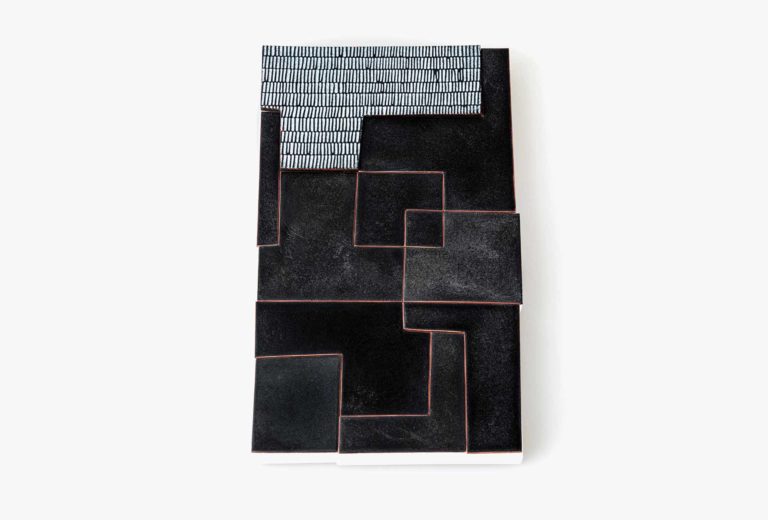 Jessica Turrell, <em>Triptych</em>, 2019. Emaille-Komposition, herausnehmbare Brosche. Photo Jo Hounsome.