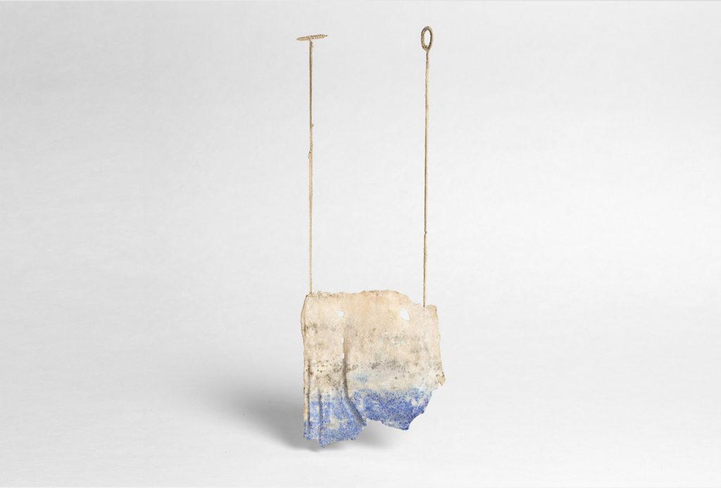 Anhänger <em>Rideau</em>, 2019. Lapislazuli, Gold 585, Seide, 28,2 cm × 1 cm × 11 cm.