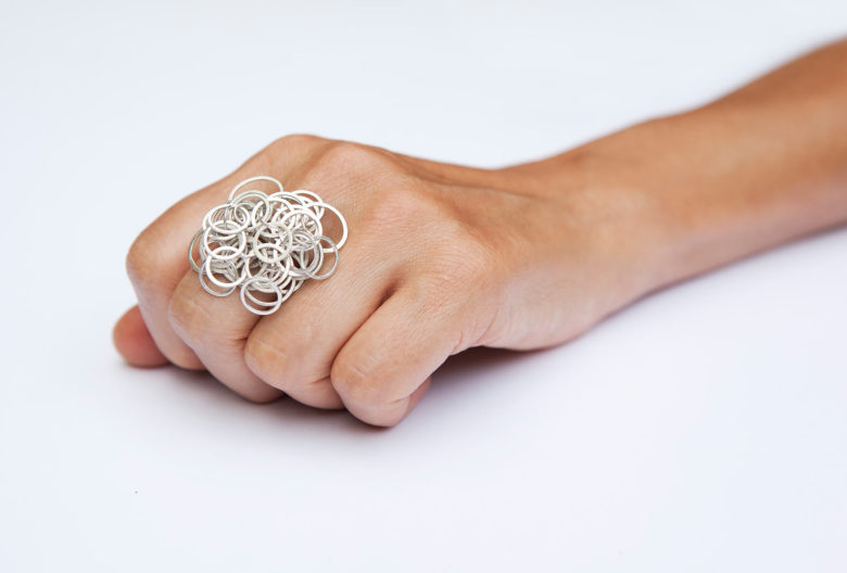 Annette Lechler. Der Ring <em>Nestchen</em> verändert sich mit der Gestik der Hand. Silber 925, inkl. Versand innerhalb Deutschlands, 1.220 Euro.