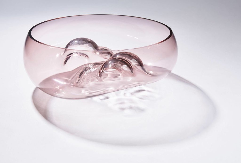 <em>Shaad I</em>. Mundgeblasenes Glas, Höhe 12 cm, Durchmesser 33 cm, 2019.