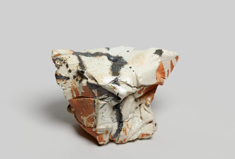 Shozo Michikawa, Skulpturale Form, 2020. Steinzeug, Glasur <em>Shino</em>, 23 x 30,5 x 20 cm.