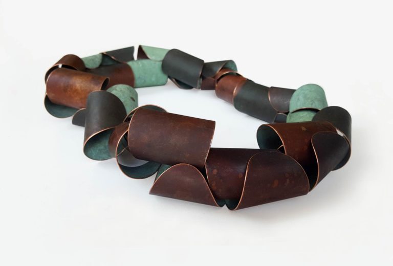 Halsketten aus verzinktem Stahl und historischen Kupferblechen mit natürlicher Patina, 2020. Photo Henry M. Linder.