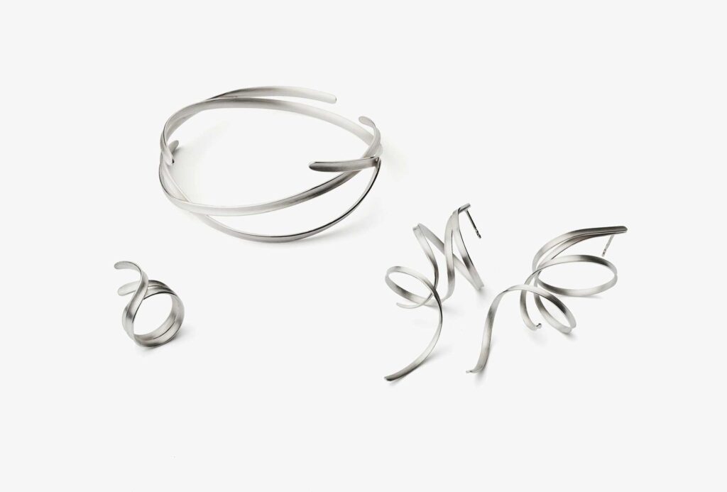 <em>TANG</em> Ohrschmuck, Ring und Armreif, Silber 925.