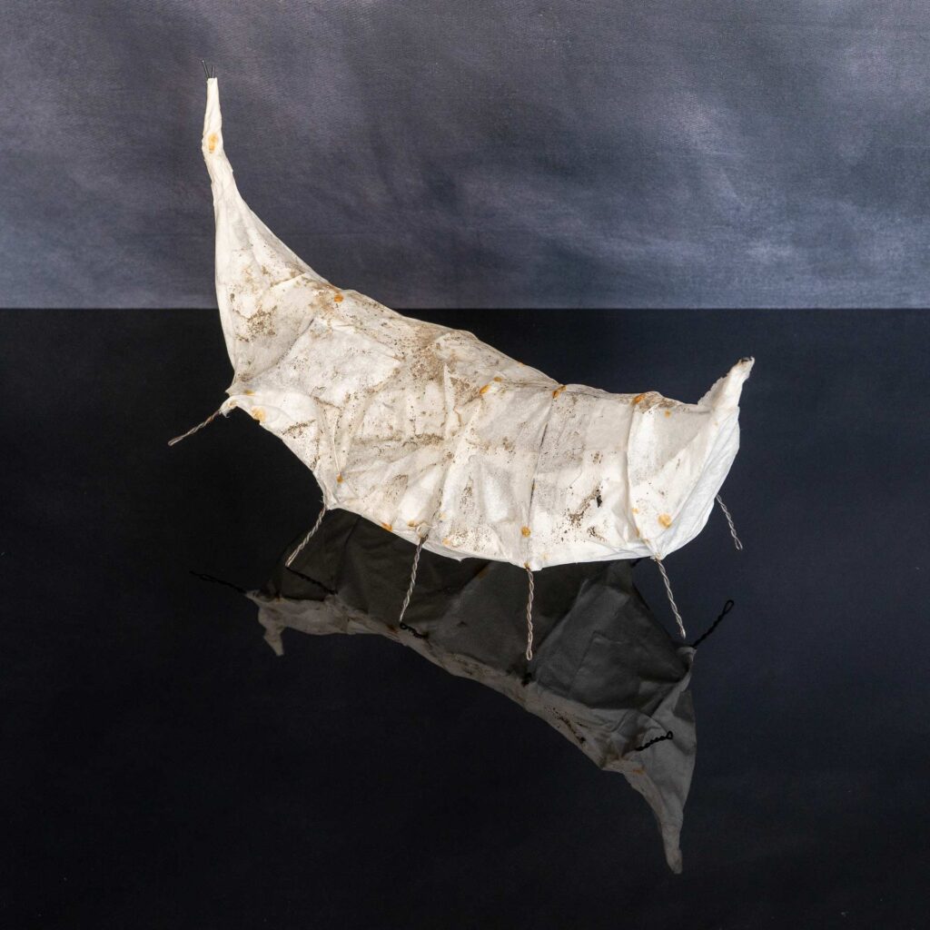 Arbeit mit japanischem Reispapier und Eisendraht, rostig, 2025.