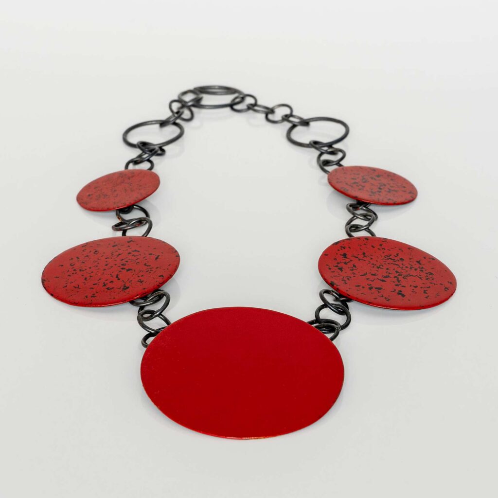 Kette, 2024. Silber geschwärzt, Urushi rot.