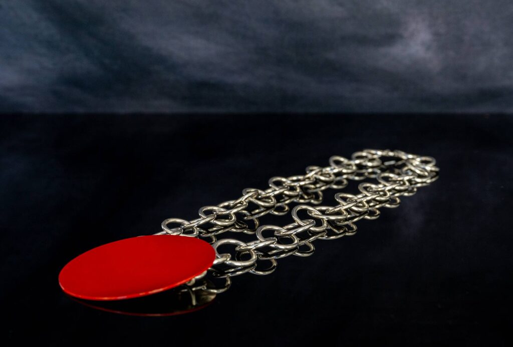 Kette, 2024. Silber, Urushi rot.