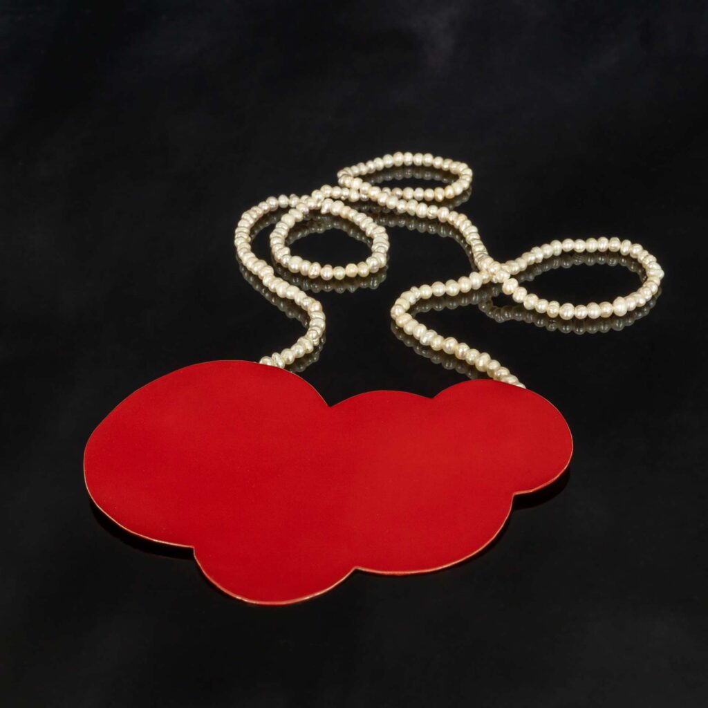 Kette, 2024. Süßwasserperlen, Urushi rot auf Silber. 