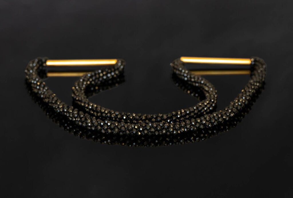 Kette, 2025. Schwarzer Turmalin, Verbindungsstück aus Silber, 24 Kt vergoldet, Kumihimo Flechttechnik. 