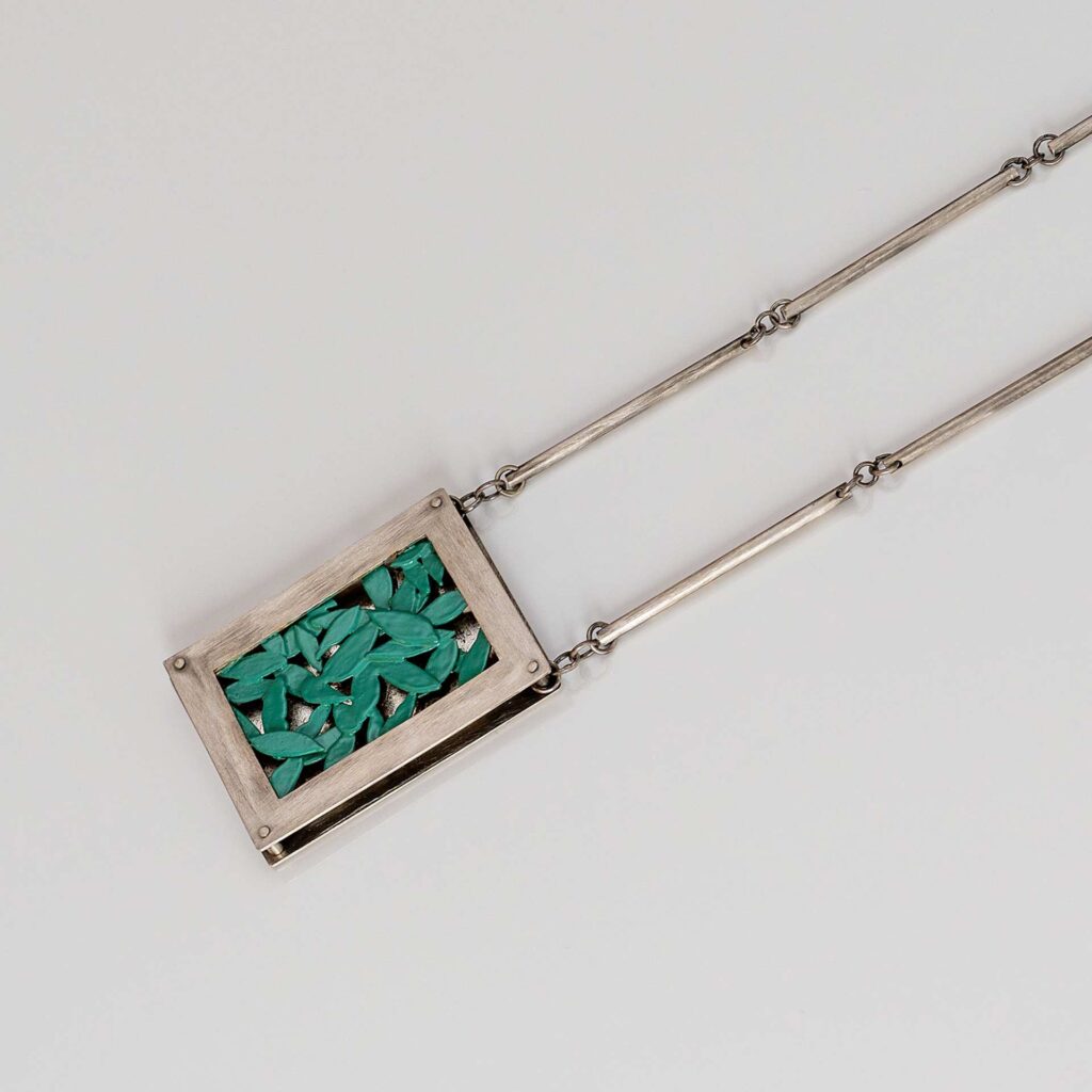 Kette, 2023. Silber geschwärzt, Urushi grün.