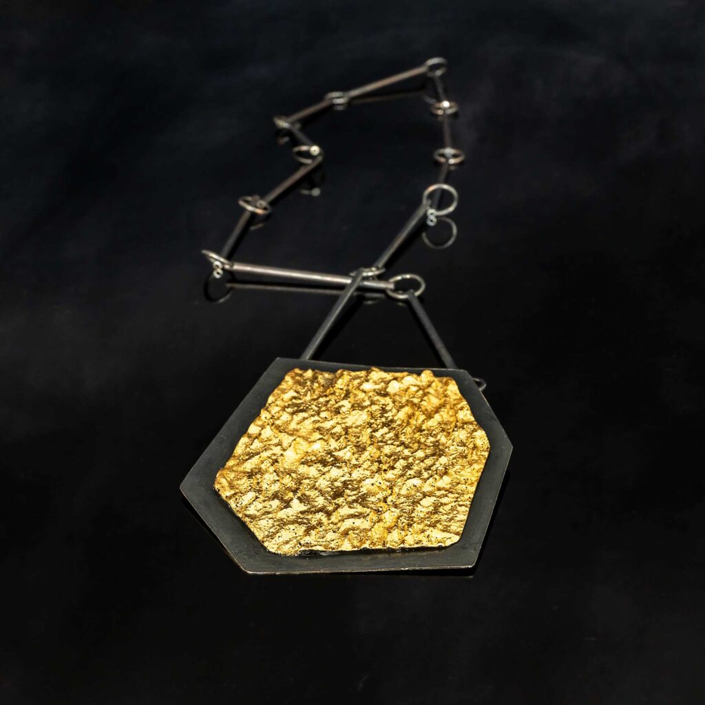 Kette, 2024. Silber geschwärzt, Urushi schwarz auf Textil, Blattgold.