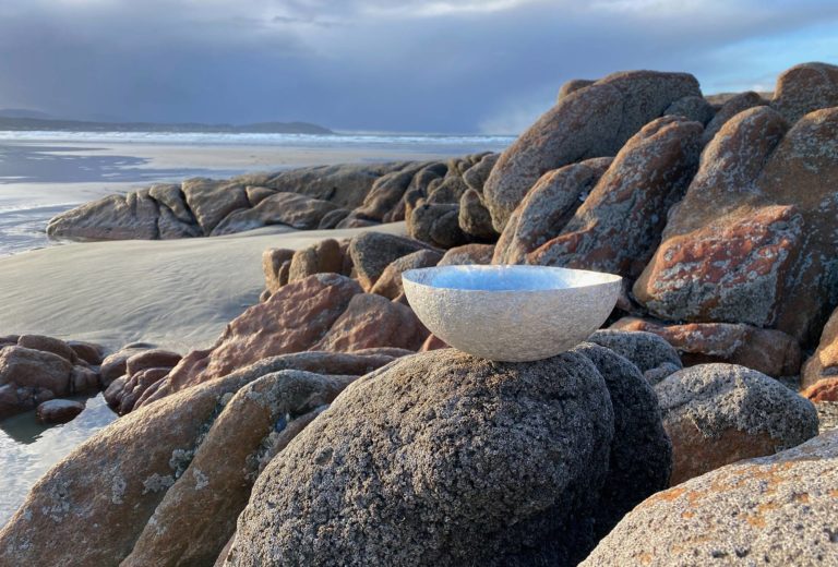 Cara Murphy, Schalenserie <em>Beach Bowls</em>. Feinsilber, geschmiedet auf Felsen der Atlantikküste.