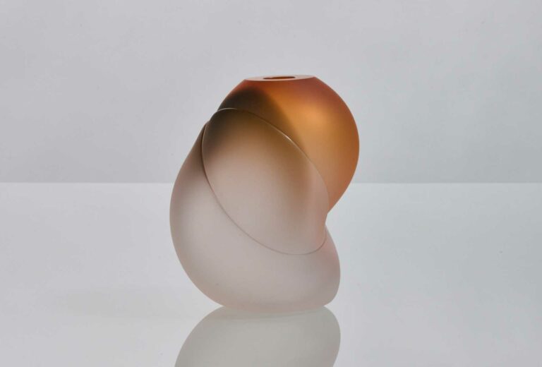 Der Justus Brinckmann Preis 2023 ging an Veronika Beckh. Ihre Werkgruppe <em>intingo</em> (lateinisch „ich tauche ein“) bringt die fließende Qualität des Glases und das Eintauchen in die glühende Glasschmelze zum Ausdruck. 