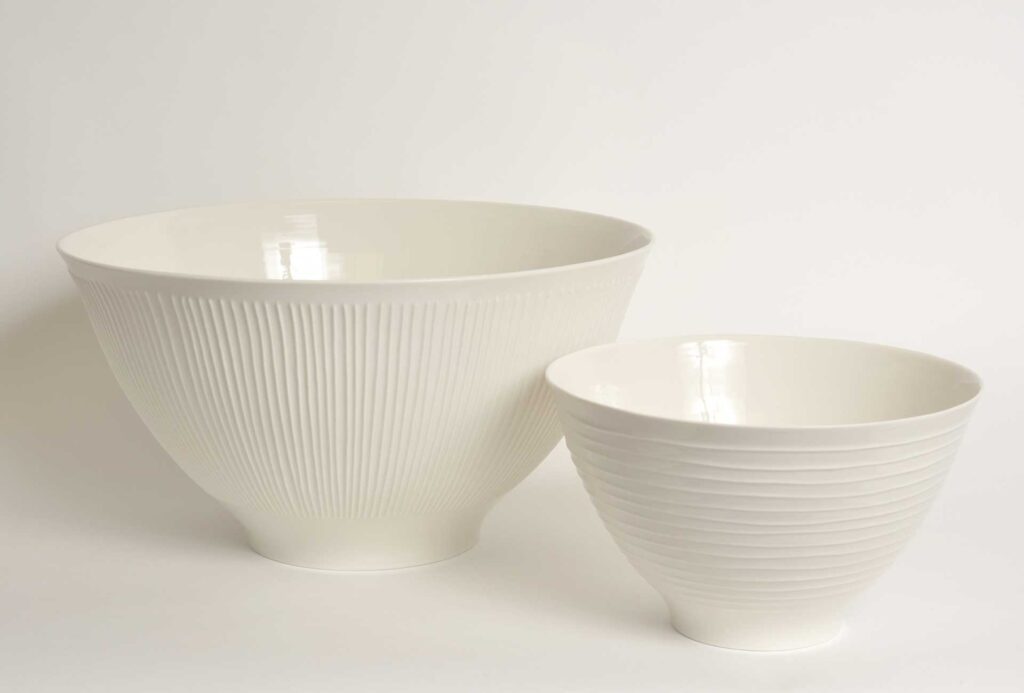 Schale <em>Haiku Lini Lini,</em> groß, Ø 31cm, h 16,5 cm, Schale <em>Haiku Rund Rum,</em> Ø 20 cm, h 12 cm.