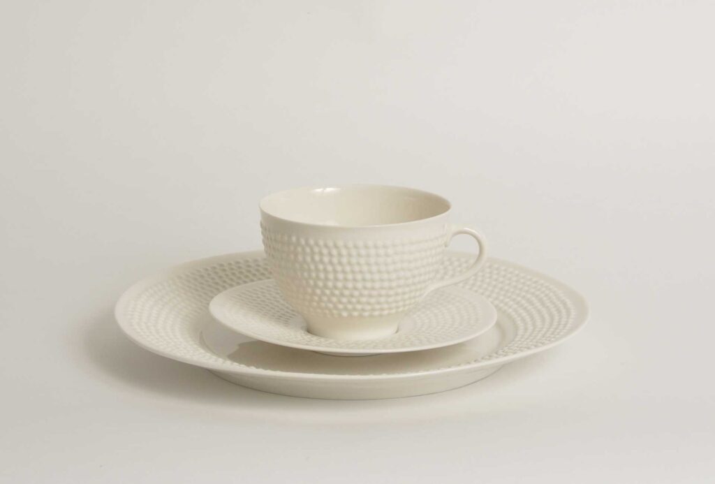 Teller <em>Haiku Dao Tschu,</em> Ø 23 cm, Tasse <em>Haiku Dao Tschu,</em> 150 ml, und Untertasse. 